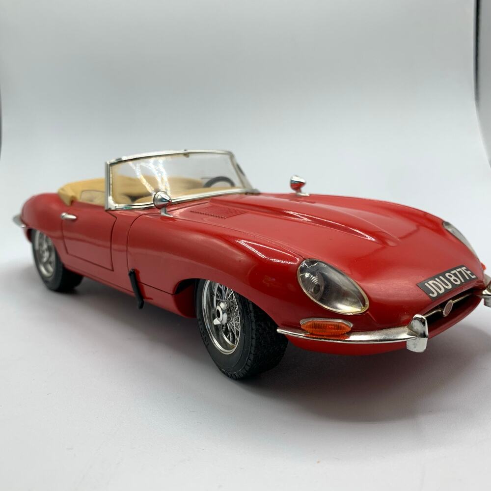 Vintage Bburago 1:18 Scale Jaguar E-Type Cabriolet Red Diecast Model Car